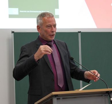 Prof. Leonhardt (Foto: Elisa Camuto) Prof. Leonhardt am Rednerpult